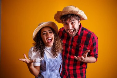 Festa Junina - Haziran festivali için geleneksel kıyafetler giyen Brezilyalı çift