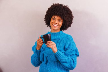 Kış için giyinmiş afro kadın.