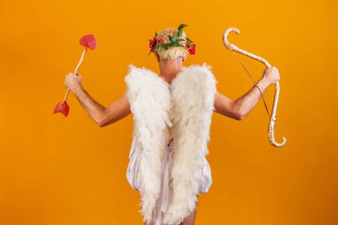 Sevgililer Günü konsepti. Aşk Tanrısı 'nın portresi - Sarı arka planda yay ve okla Aşk Tanrısı.