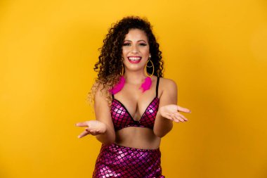 Karnaval gecesi için giyinmiş güzel bir kadın. Karnaval makyajlı Afro kadın.