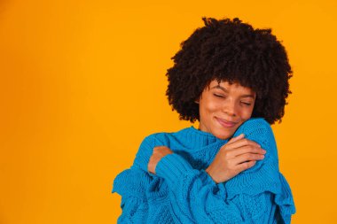 Kış için giyinmiş afro kadın.