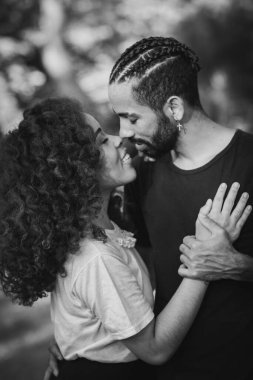 Parktaki siyah sevgililer günü çifti aşık. Tutkulu sevgililer. Sevgililer Günü konsepti