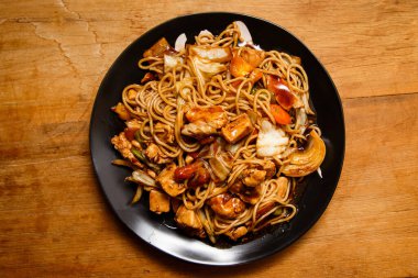 Beyaz arka planda yakisoba ile bowling