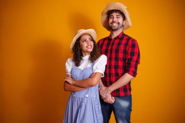 Festa Junina - Haziran festivali için geleneksel kıyafetler giyen Brezilyalı çift