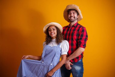 Festa Junina - Haziran festivali için geleneksel kıyafetler giyen Brezilyalı çift