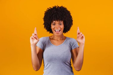 Afro kadın parmakları çapraz zaferle