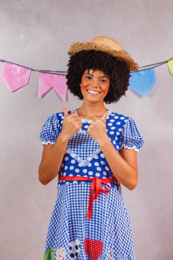 Festa Junina için tipik kıyafetler giyen Brezilyalı afro kadın.