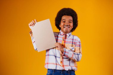 Festa Junina için tipik kıyafetler giyen afro bir çocuğun portresi.