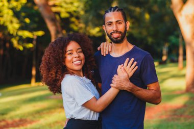 Parktaki siyah sevgililer günü çifti aşık. Tutkulu sevgililer. Sevgililer Günü konsepti