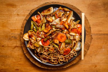 Beyaz arka planda yakisoba ile bowling