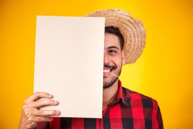 Festa Junina tabelası için tipik kıyafetler giyen Brezilyalı bir adam.