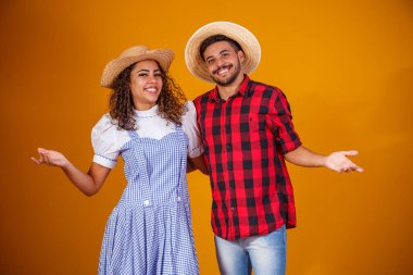 Festa Junina - Haziran festivali için geleneksel kıyafetler giyen Brezilyalı çift