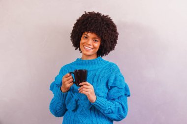 Kış için giyinmiş afro kadın.