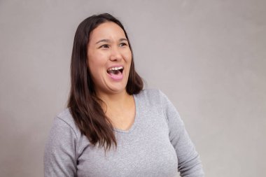 Yazı için gülümseyen Japon ya da Asyalı kadın