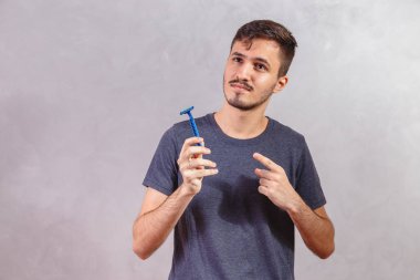 Beyaz yakışıklı adam jilet tutuyor..