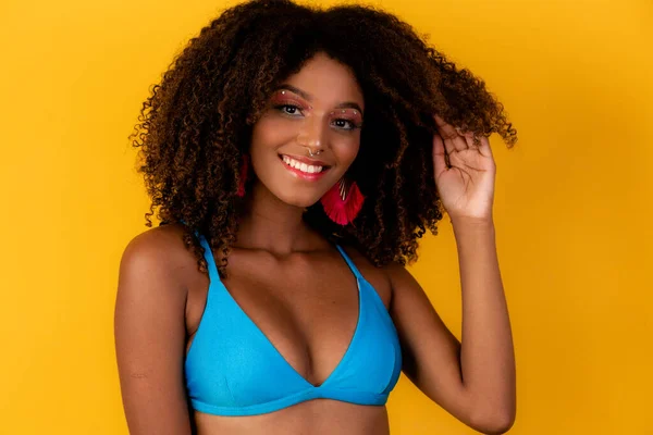 Bella Ragazza Afro Con Capelli Ricci Bikini Sorridere Alla Fotocamera — Foto Stock