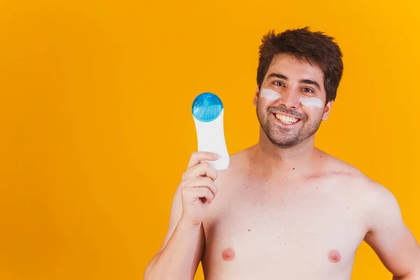 Hombre Guapo Con Barba Vacaciones Con Traje Baño Sosteniendo Botella — Foto de Stock