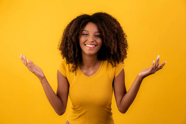Kıvırcık Saçlı Güzel Afro Kız Mesaj Atmak Için Yer Gösteriyor — Stok fotoğraf