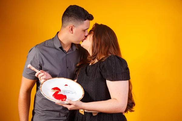年轻貌美的情人节情侣 手里拿着心形巧克力 抱着心脏的夫妇 — 图库照片