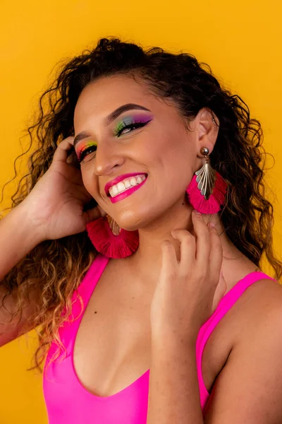 스타일 매력적 화장을 아프리카 미국인 여성의 초상화 브라질 곱슬머리에 스타일 — 스톡 사진