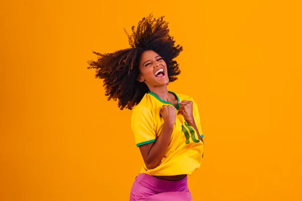 Braziliaanse Supporter Braziliaanse Vrouw Fan Vieren Voetbal Voetbalwedstrijd Gele Achtergrond — Stockfoto