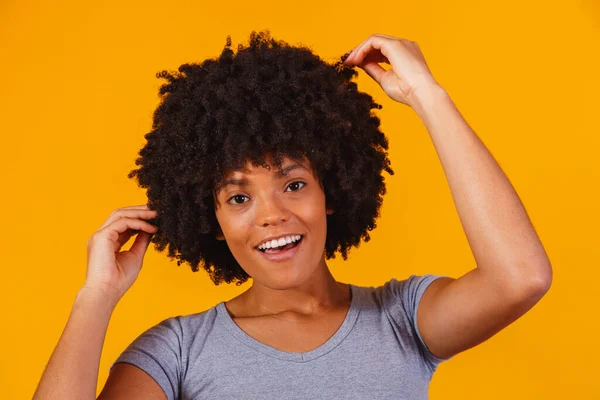 Prachtig Afrikaans Amerikaans Meisje Met Een Afro Kapsel Glimlachend Vrouw — Stockfoto