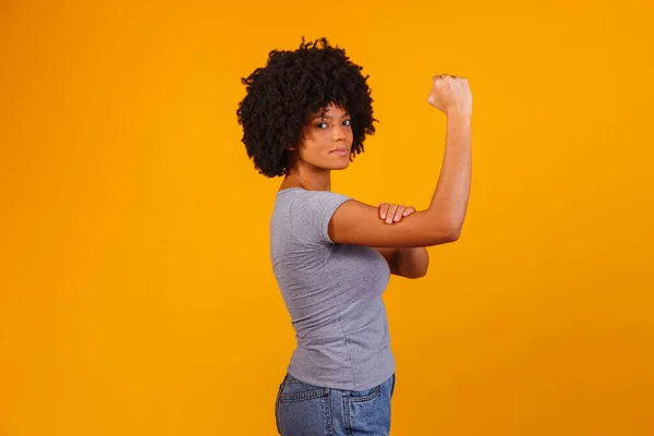 我们能做到的 女人对女性权力的拳头种族主义的女性受害者 工作中的虐待 女性的力量增强妇女权能 女人的力量 黄色背景 — 图库照片