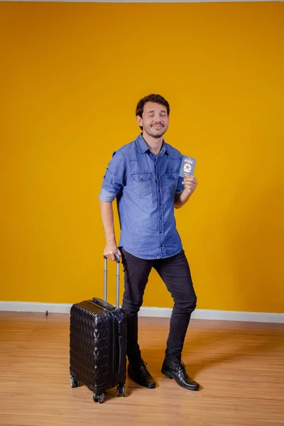 Homem Com Mala Passaporte Fundo Amarelo Conceito Viagem — Fotografia de Stock