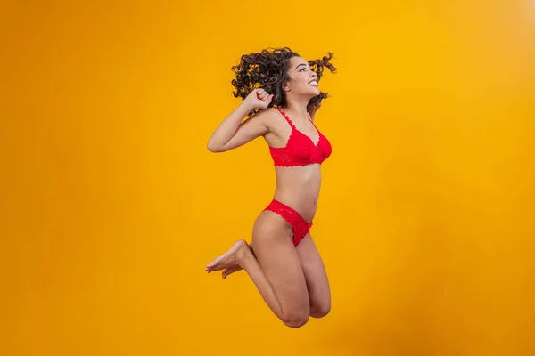 Afro Donna Con Lingerie Saltando Sfondo Giallo — Foto Stock