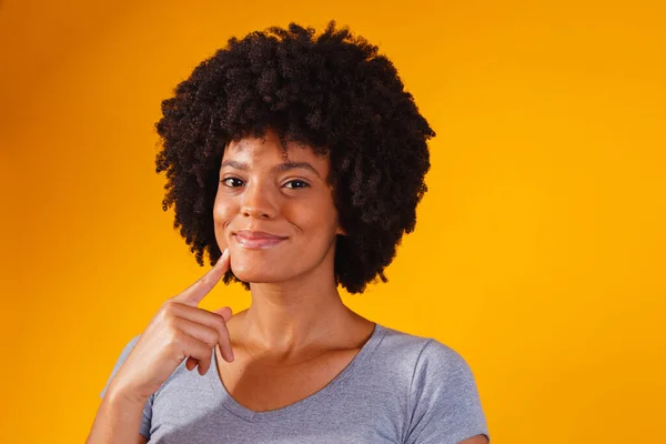 Sarı Arkaplan Üzerinde Düşünen Afro Bir Kadın Mesaj Için Yer — Stok fotoğraf