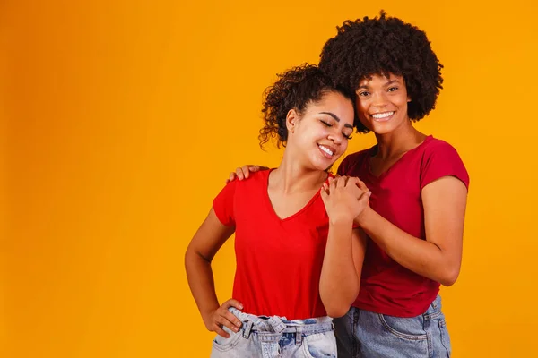 Afro Lesbisches Paar Auf Gelbem Hintergrund Homo Affektives Paar — Stockfoto