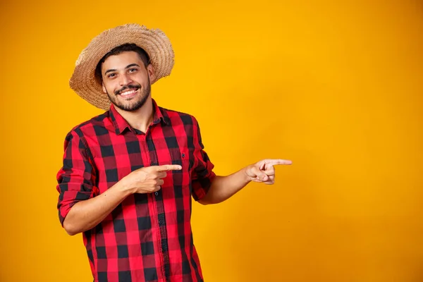 Homme Brésilien Portant Des Vêtements Typiques Pour Festa Junina Pointant — Photo