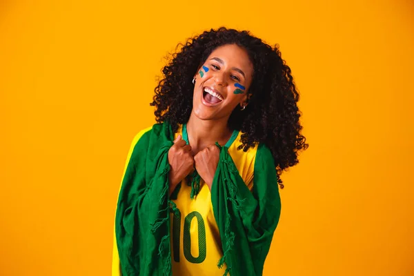巴西粉丝 身穿巴西国旗在肖像 巴西球迷庆祝足球或足球运动的黄色背景 巴西的色彩 世界杯 — 图库照片