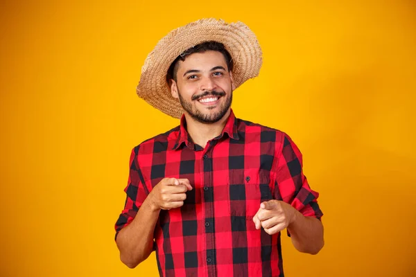 ブラジル人男性はフェスタJuninaのための典型的な服を着て — ストック写真