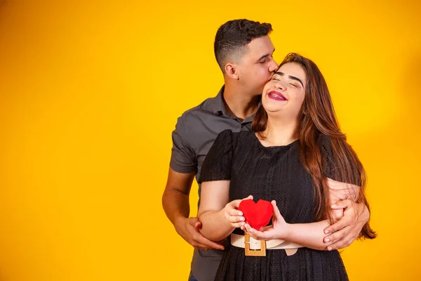 Young Valentine Couple Holding Heart Shaped Chocolate Couple Holding Heart — Stock Photo, Image
