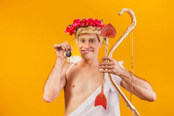Cupid Håller Bilnyckeln Alla Hjärtans Dag Marknadsföring — Stockfoto