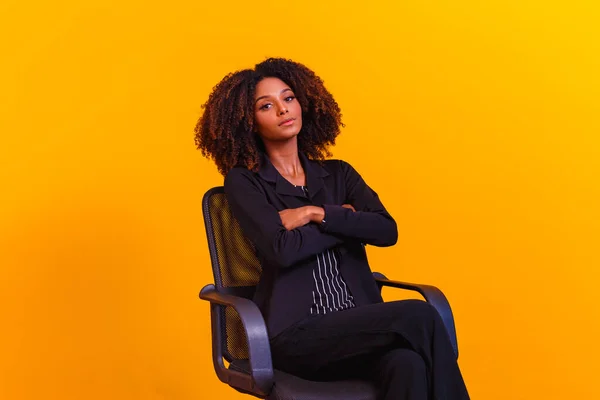 Başarılı Siyahi Kadın Kadını Kolları Bağlı Takım Elbiseli Afro Bir — Stok fotoğraf
