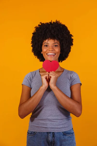 Retrato Menina Isolada Segurando Coração Papel Sobre Fundo Amarelo — Fotografia de Stock