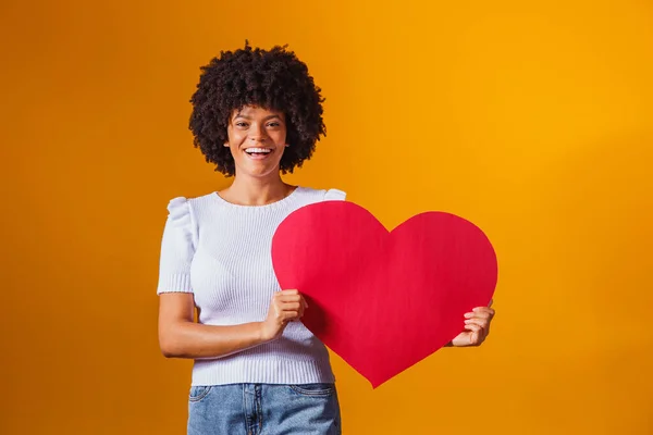 Fotoporträt Einer Lächelnden Afro Frau Mit Großer Roter Herzkarte — Stockfoto
