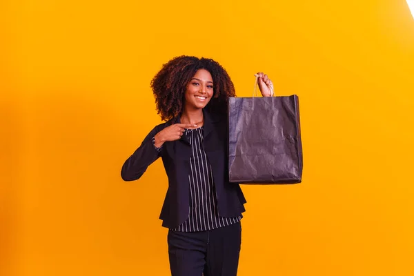 Donna Afro Esecutiva Con Shopping Bag Nero Concetto Venerdì Nero — Foto Stock