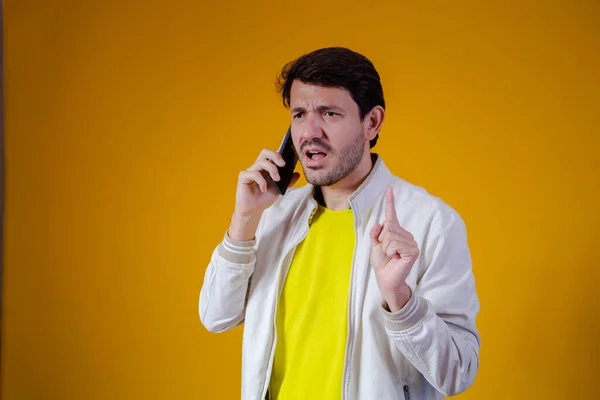 Mann Telefoniert Mit Platz Für Text Auf Gelbem Hintergrund Mann — Stockfoto