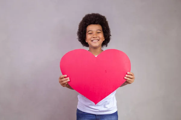 Lindo Afro Chico Sosteniendo Gran Corazón Tarjeta Con Espacio Para —  Fotos de Stock