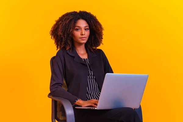 Bilgisayarla Çalışan Afro Kadını — Stok fotoğraf