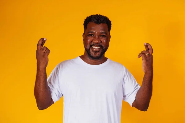 Afro Muž Prsty Zkříženými Žlutém Pozadí — Stock fotografie