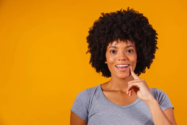 Afro Vrouw Denken Gele Achtergrond Met Ruimte Voor Tekst — Stockfoto