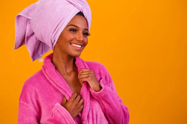 Afro Vrouw Met Handdoek Haar Hoofd Badjas Het Verlaten Van — Stockfoto