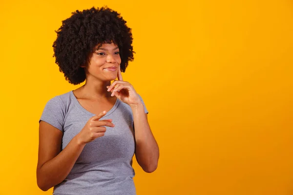 Afro Mulher Apontando Fundo Amarelo Com Espaço Para Texto — Fotografia de Stock