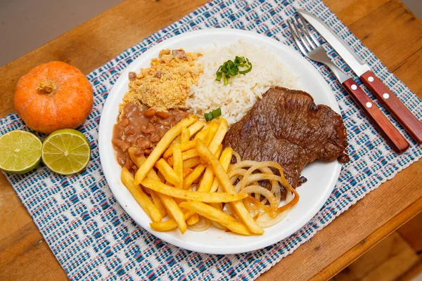 ご飯と豆とフライドポテトとビーフステーキ — ストック写真