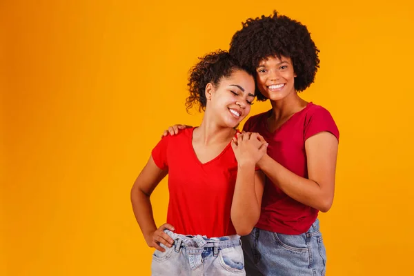 Afro Lesbisch Paar Gele Achtergrond Homo Affectief Paar — Stockfoto