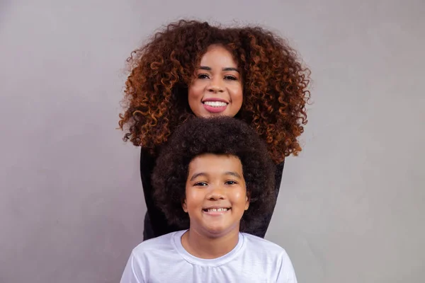 黒のパワースタイルの髪の母と息子 — ストック写真
